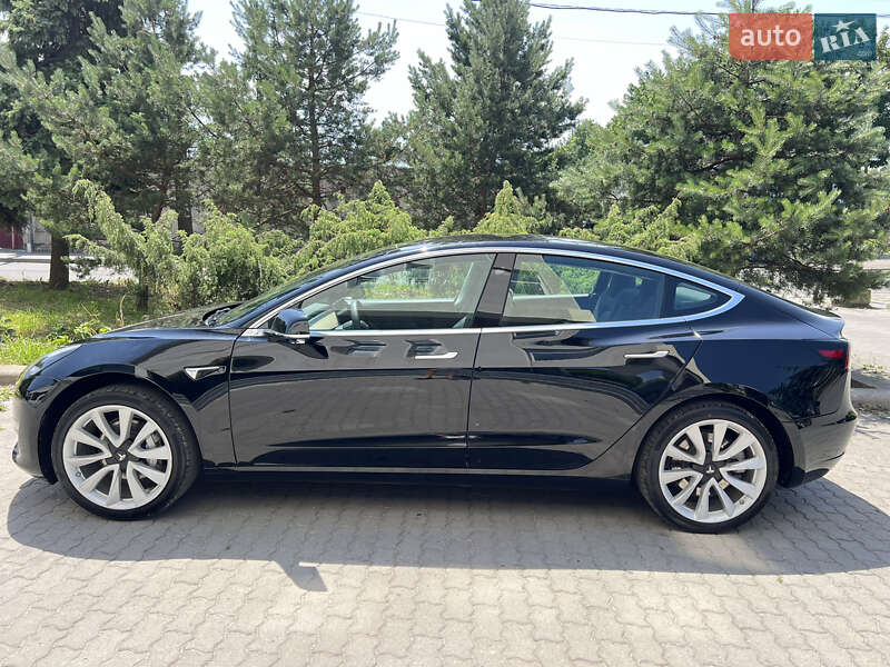 Седан Tesla Model 3 2020 в Івано-Франківську