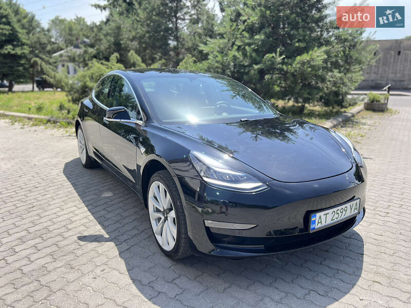 Седан Tesla Model 3 2020 в Івано-Франківську