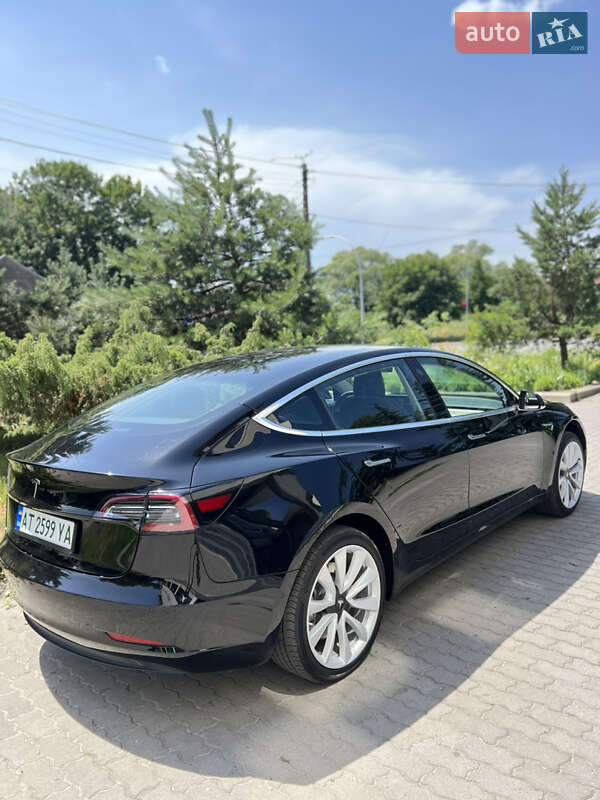 Седан Tesla Model 3 2020 в Івано-Франківську