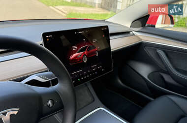 Седан Tesla Model 3 2023 в 