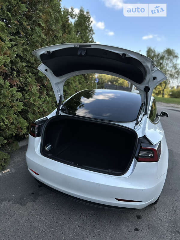Седан Tesla Model 3 2021 в Львове