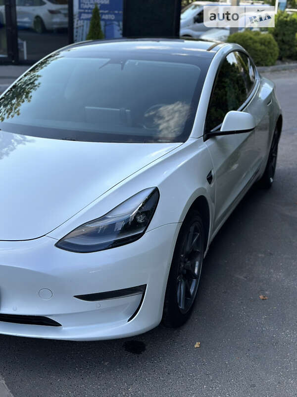 Седан Tesla Model 3 2021 в Львове