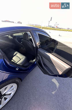 Седан Tesla Model 3 2021 в 