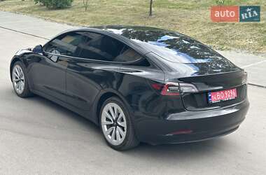 Седан Tesla Model 3 2022 в 