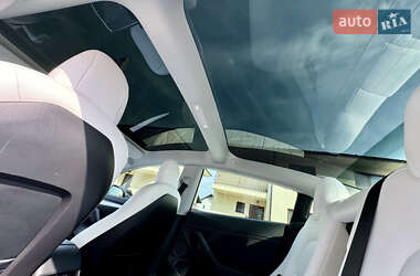 Седан Tesla Model 3 2021 в 