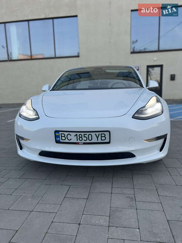 Седан Tesla Model 3 2018 в Стрию