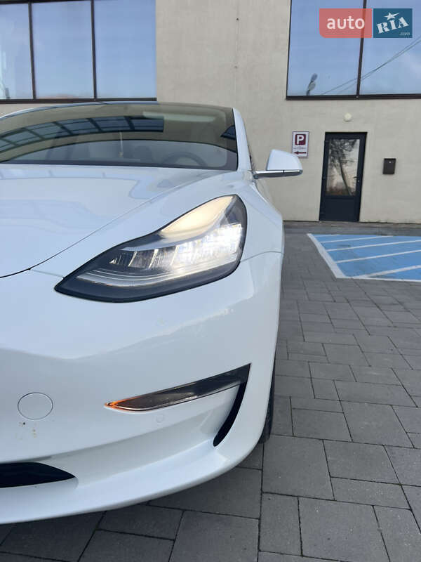 Седан Tesla Model 3 2018 в Стрию