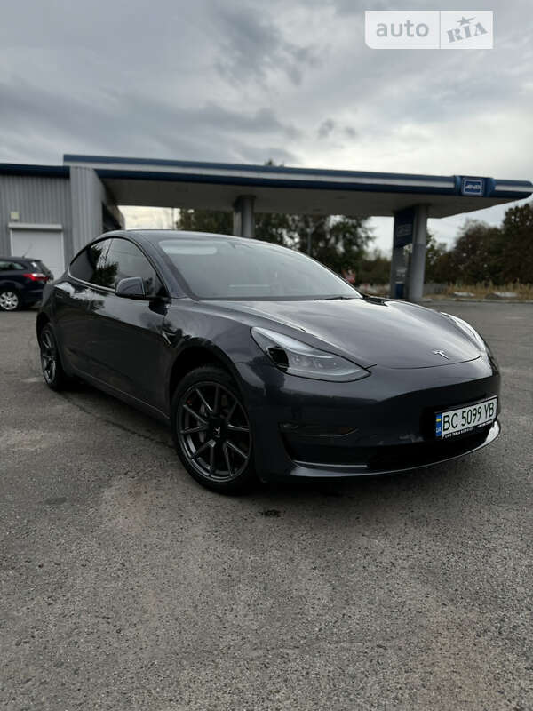 Седан Tesla Model 3 2022 в 