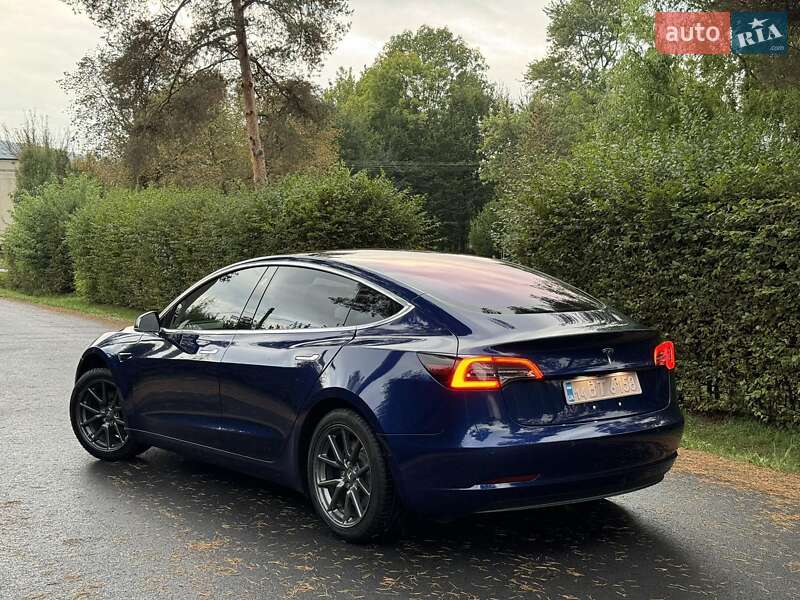 Седан Tesla Model 3 2018 в Ужгороде