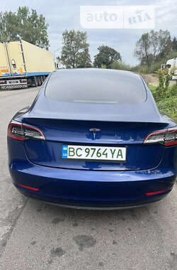 Седан Tesla Model 3 2022 в 