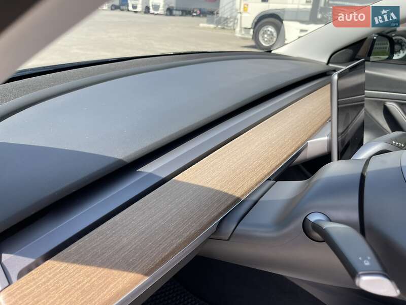 Седан Tesla Model 3 2021 в Львове