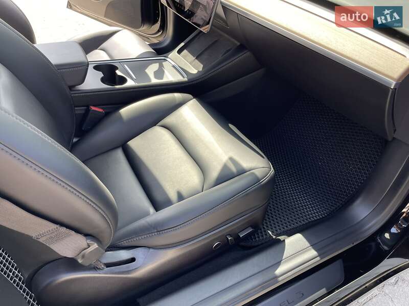 Седан Tesla Model 3 2021 в Львове