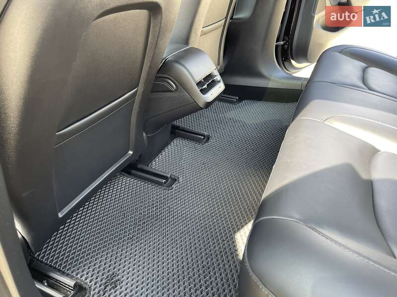 Седан Tesla Model 3 2021 в Львове