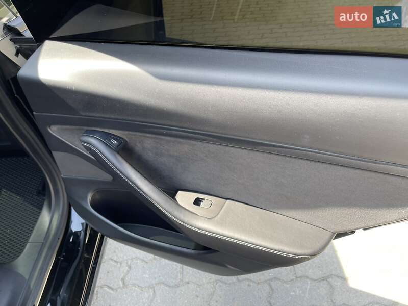 Седан Tesla Model 3 2021 в Львове