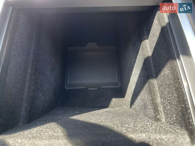Седан Tesla Model 3 2021 в Львове