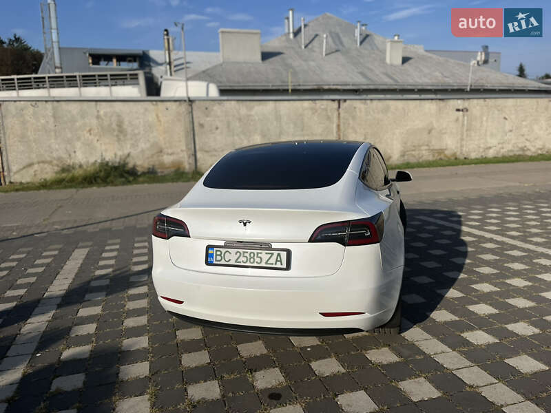 Седан Tesla Model 3 2021 в Стрию