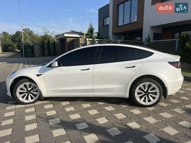 Седан Tesla Model 3 2021 в Стрию