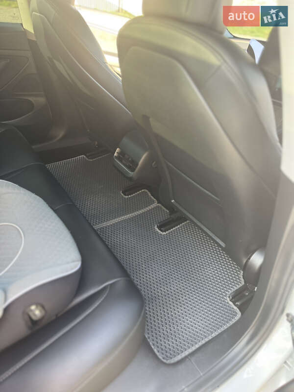 Седан Tesla Model 3 2021 в Стрию