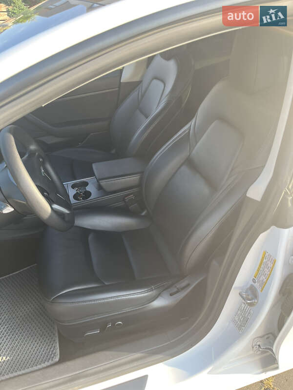 Седан Tesla Model 3 2021 в Стрию