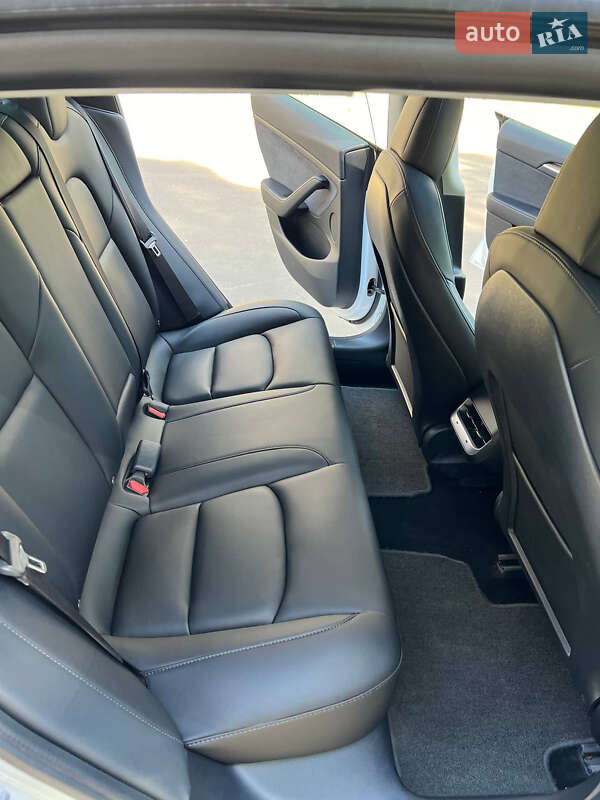 Седан Tesla Model 3 2021 в Черкасах