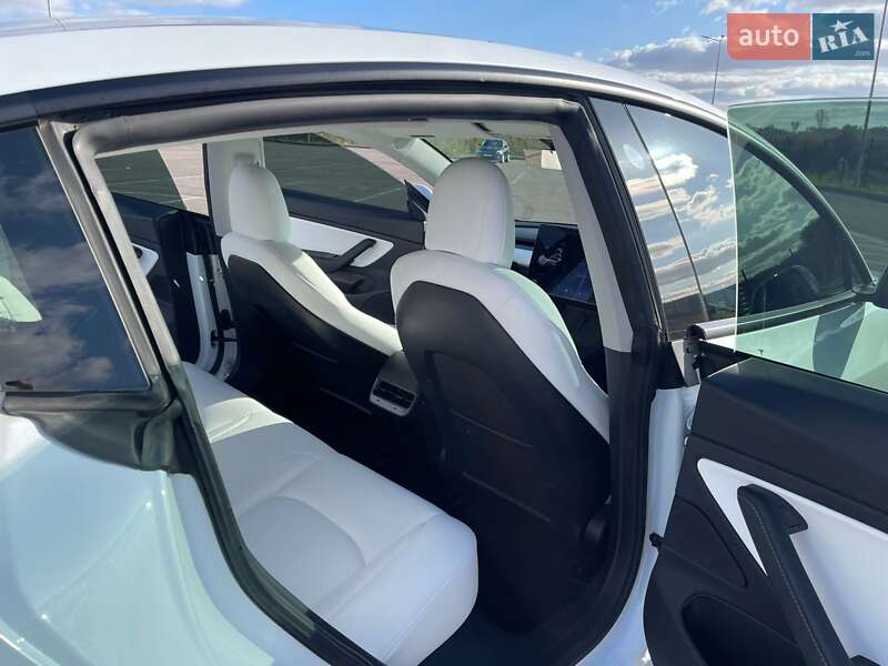 Седан Tesla Model 3 2021 в Рівному