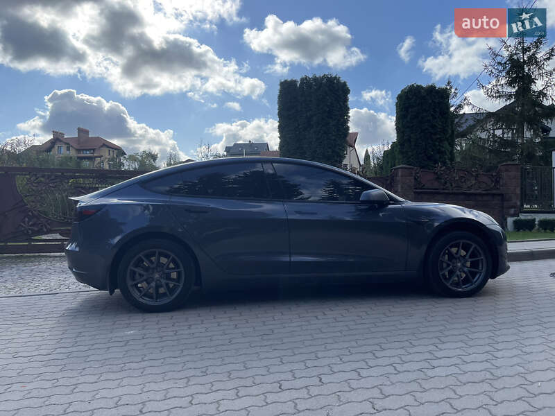Седан Tesla Model 3 2020 в Львові