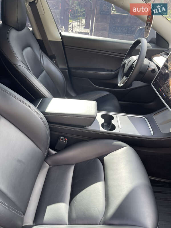 Седан Tesla Model 3 2020 в Львове