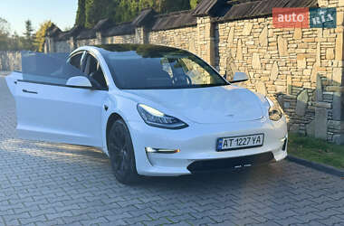 Седан Tesla Model 3 2022 в 