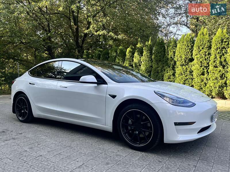 Седан Tesla Model 3 2020 в Львові