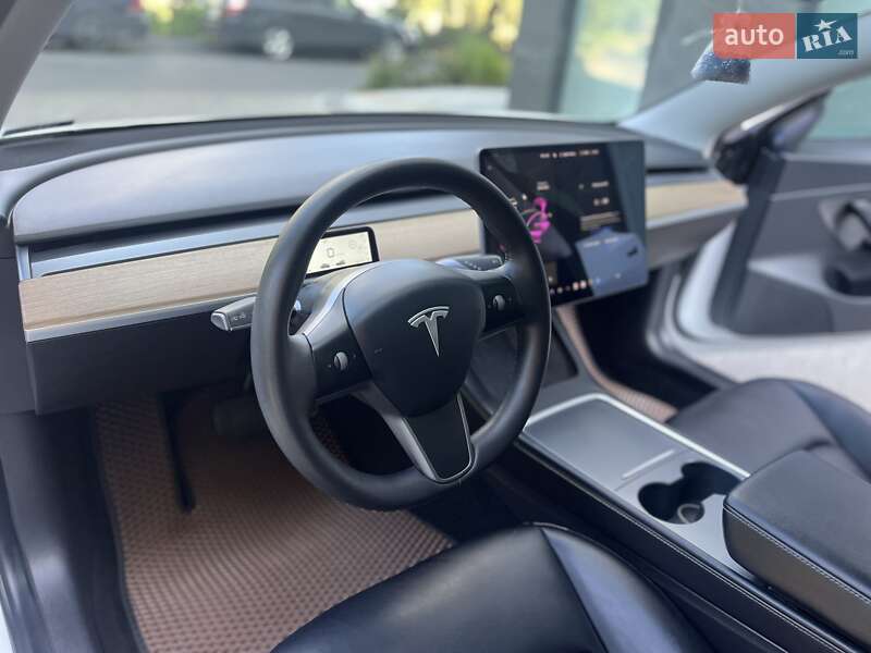 Седан Tesla Model 3 2020 в Львові