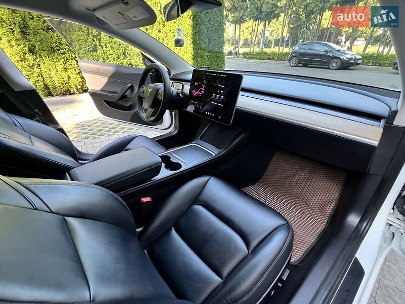 Седан Tesla Model 3 2020 в Львові