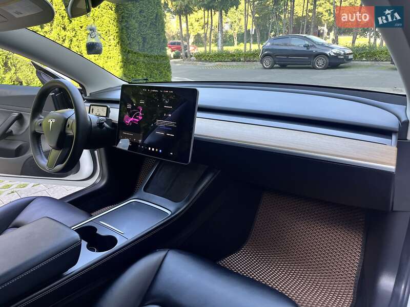 Седан Tesla Model 3 2020 в Львові