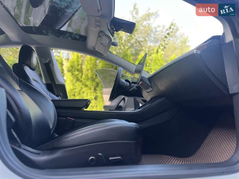 Седан Tesla Model 3 2020 в Львові