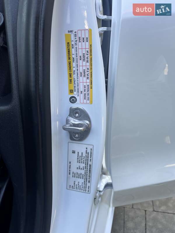 Седан Tesla Model 3 2020 в Львові