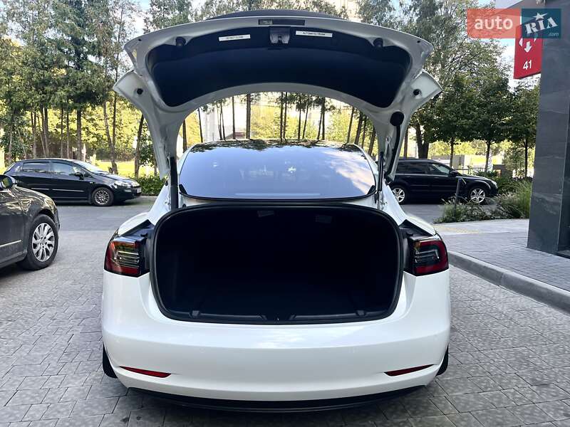 Седан Tesla Model 3 2020 в Львові