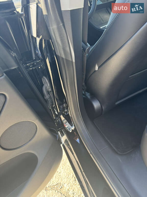 Седан Tesla Model 3 2021 в Чернівцях