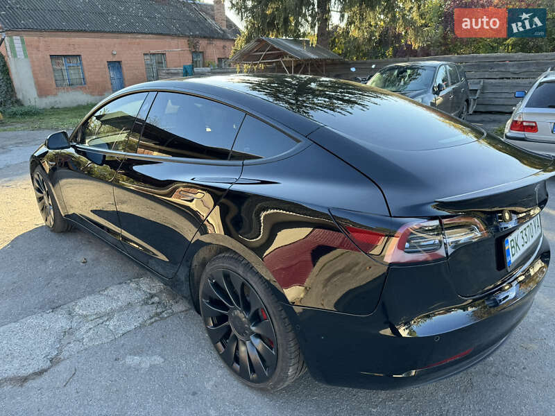 Седан Tesla Model 3 2022 в Ровно