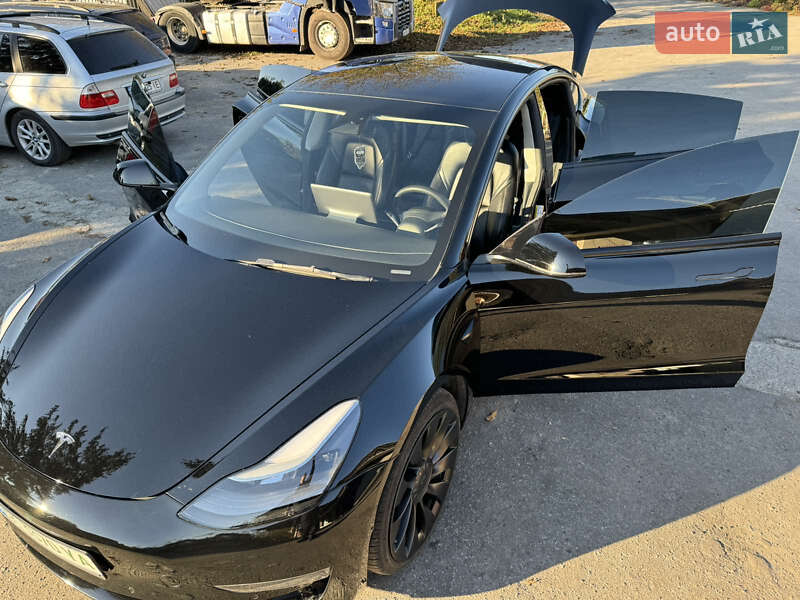 Седан Tesla Model 3 2022 в Ровно