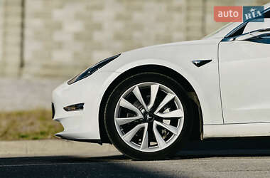 Седан Tesla Model 3 2020 в Ровно