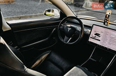 Седан Tesla Model 3 2020 в Ровно