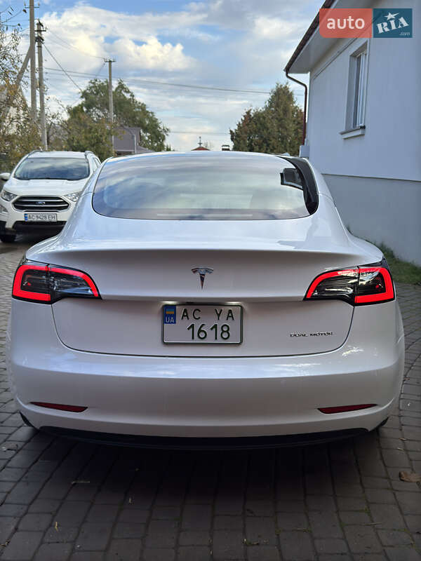 Седан Tesla Model 3 2021 в Нововолинську