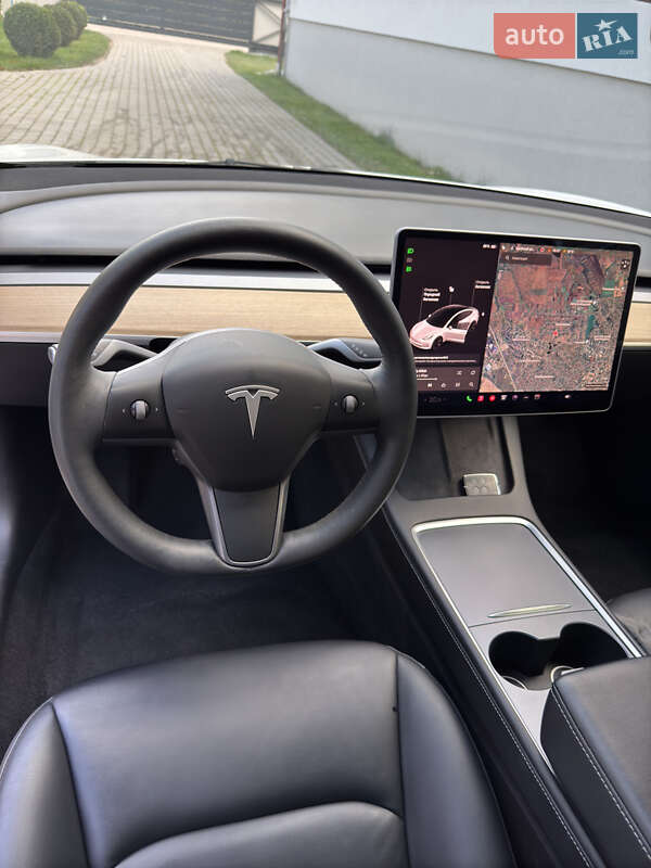 Седан Tesla Model 3 2021 в Нововолинську