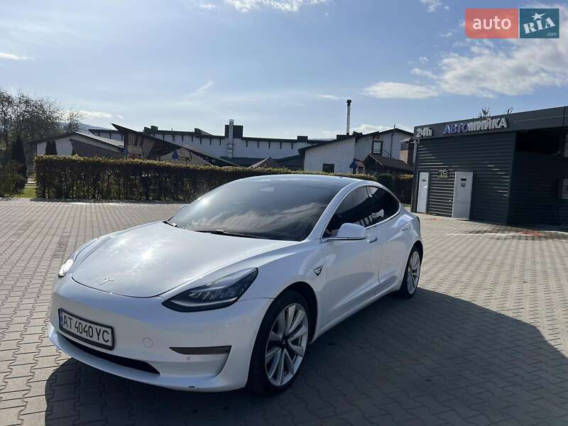 Седан Tesla Model 3 2019 в Косове