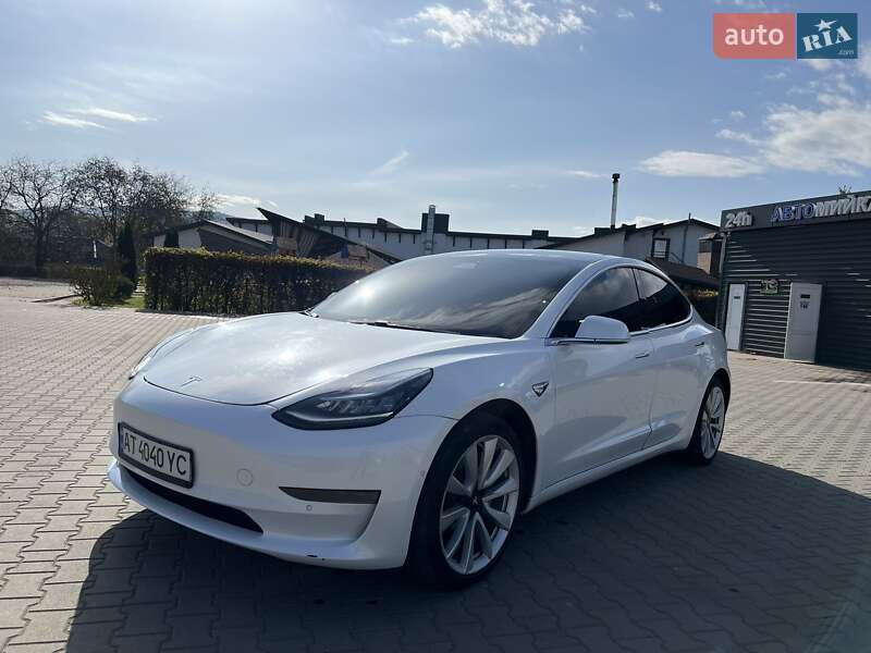 Седан Tesla Model 3 2019 в Косове