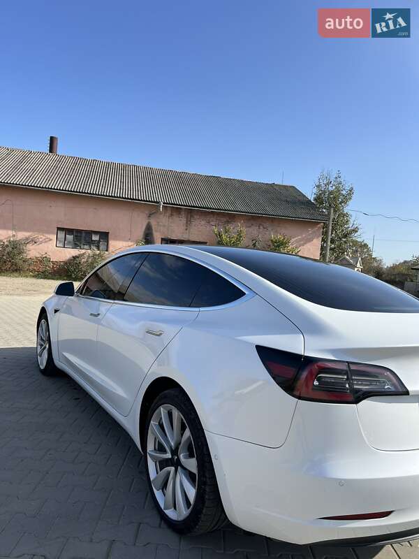 Седан Tesla Model 3 2019 в Косове