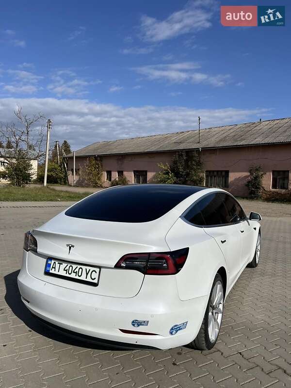 Седан Tesla Model 3 2019 в Косове