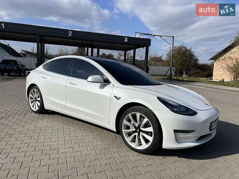 Седан Tesla Model 3 2019 в Косове