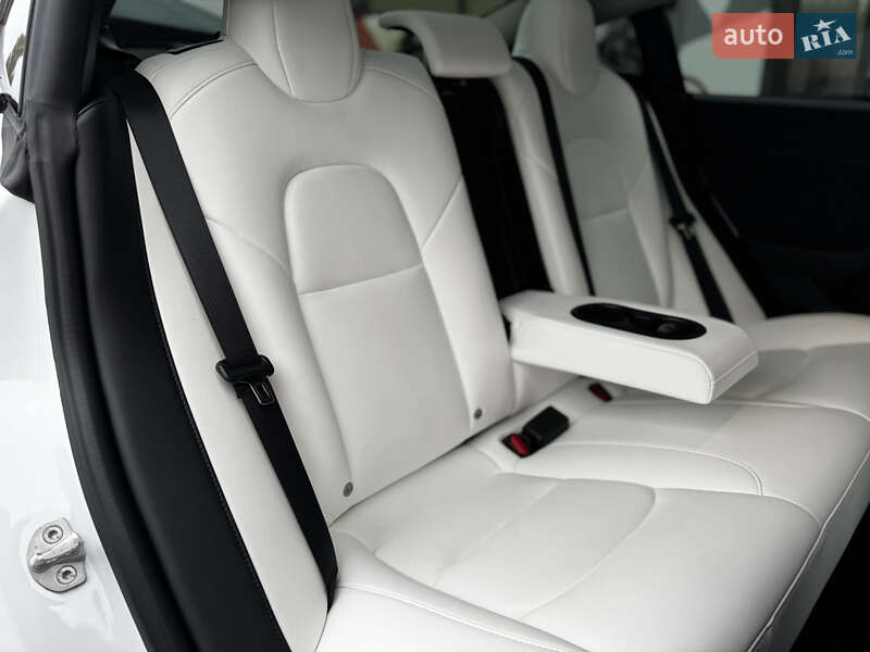 Седан Tesla Model 3 2022 в Житомире