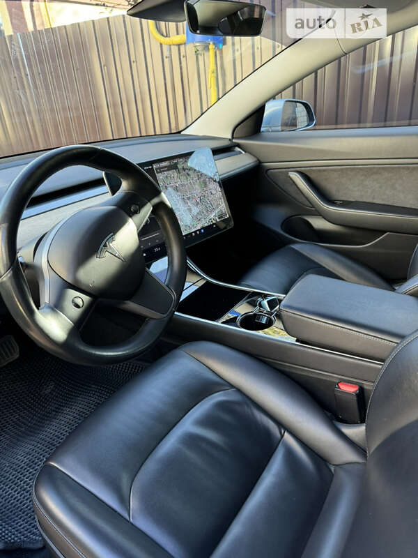Седан Tesla Model 3 2018 в Томашполі