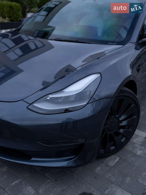 Седан Tesla Model 3 2023 в Ужгороде